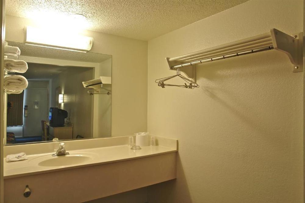 Econo Lodge Paducah West I-24 Room photo
